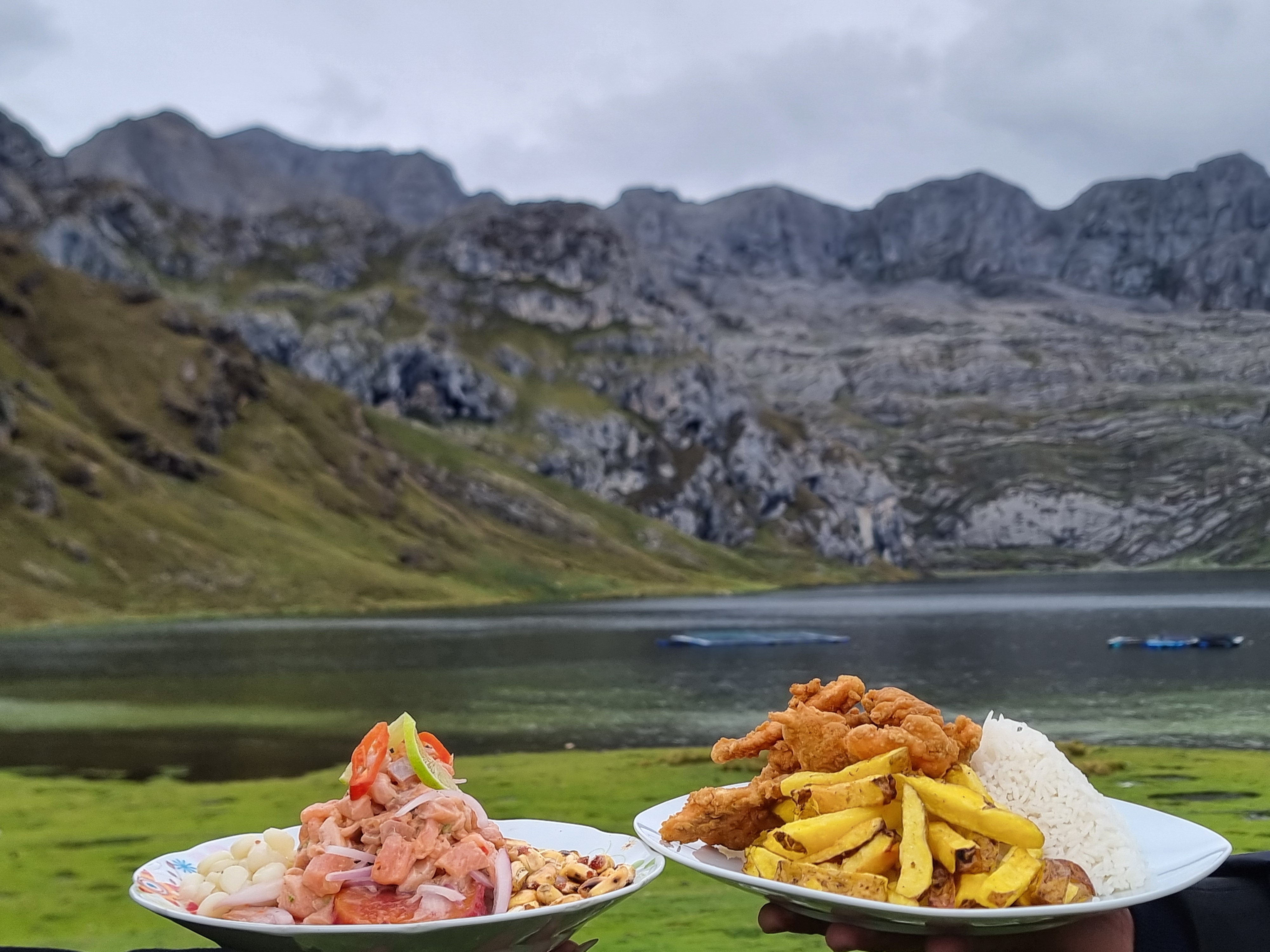 Platos bandera: ceviche y chicharrón de trucha con vista a la laguna