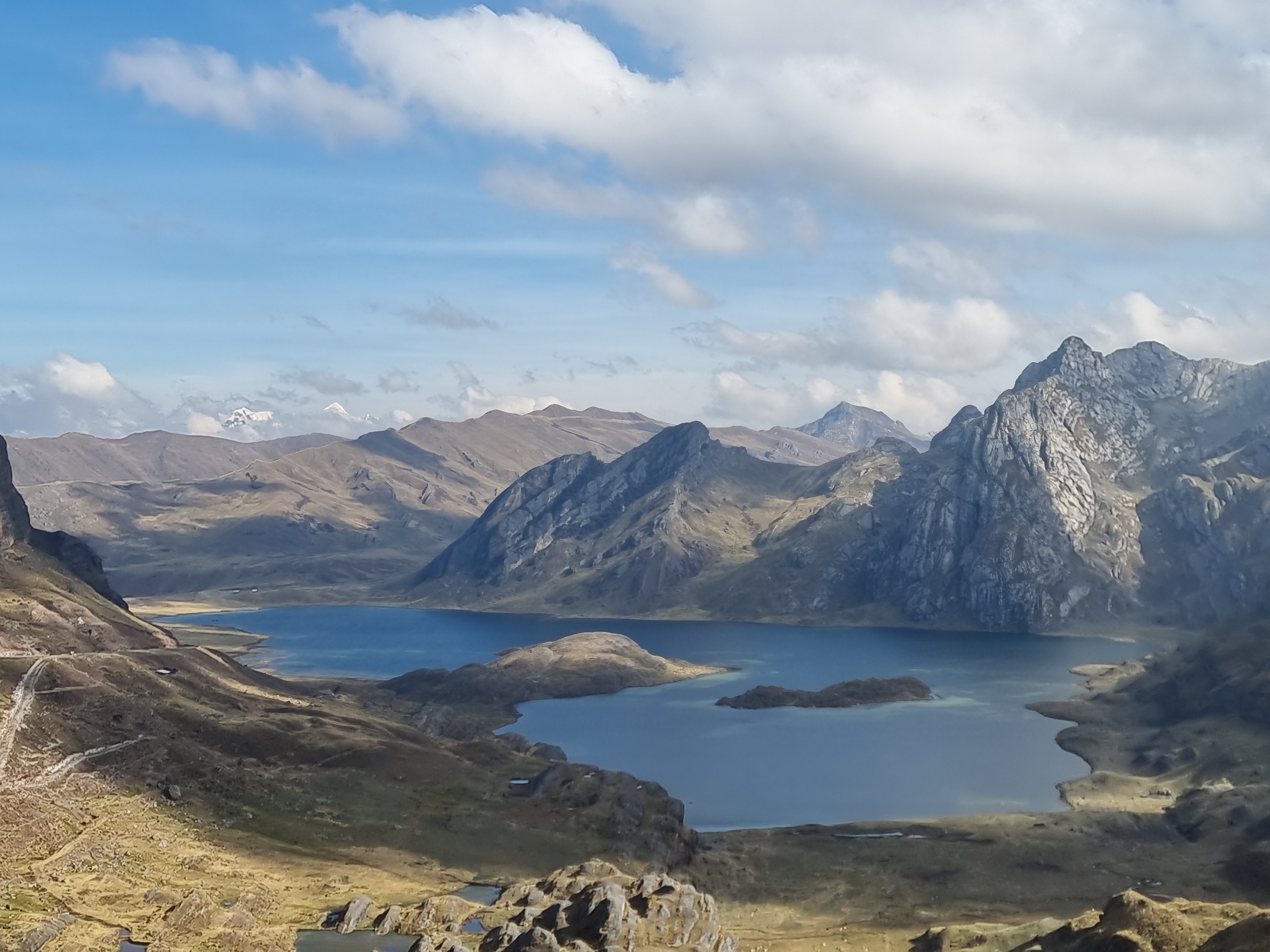 Vista panorámica de la Laguna Canrash