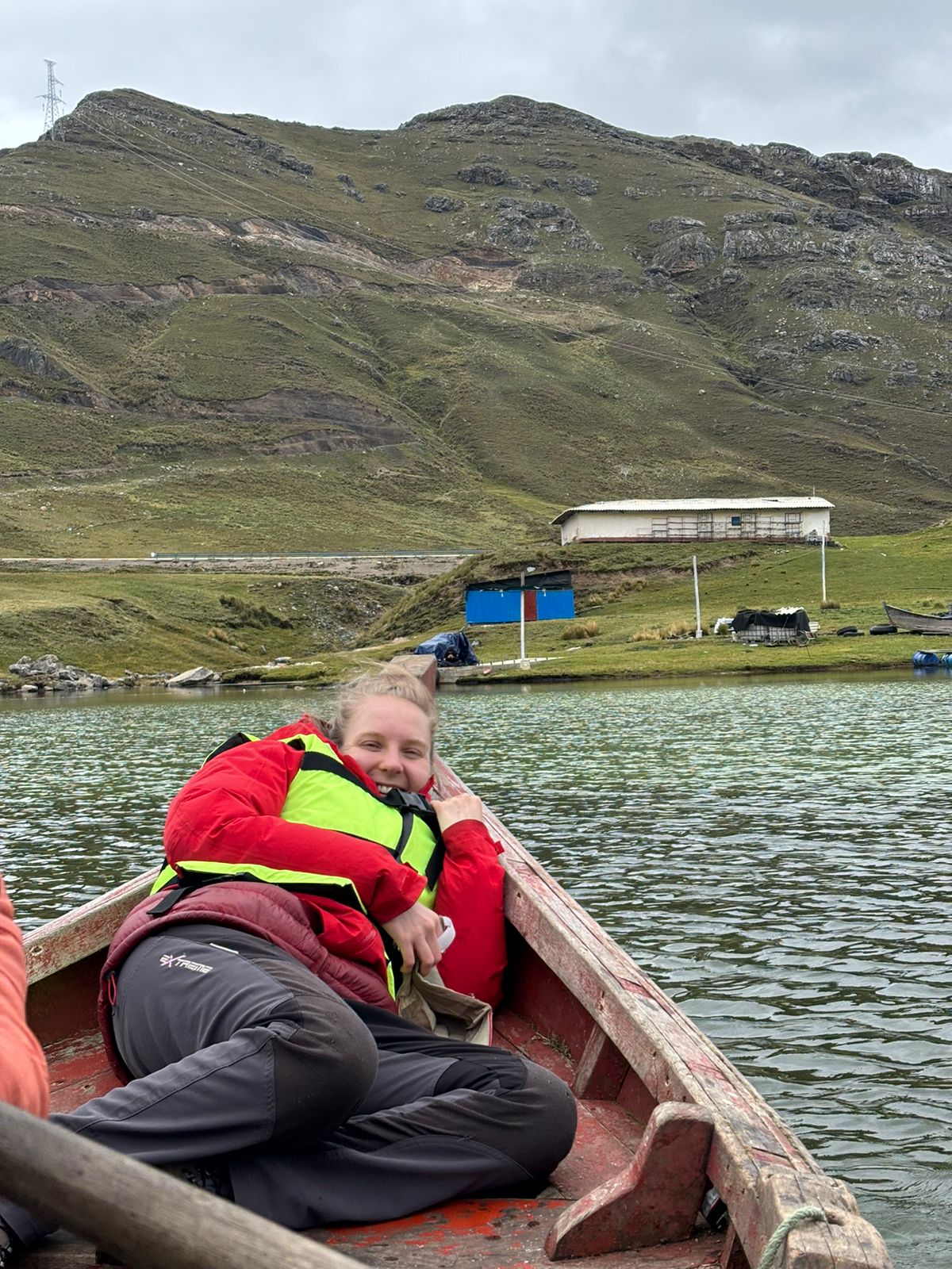 Turista disfrutando de un paseo en bote
