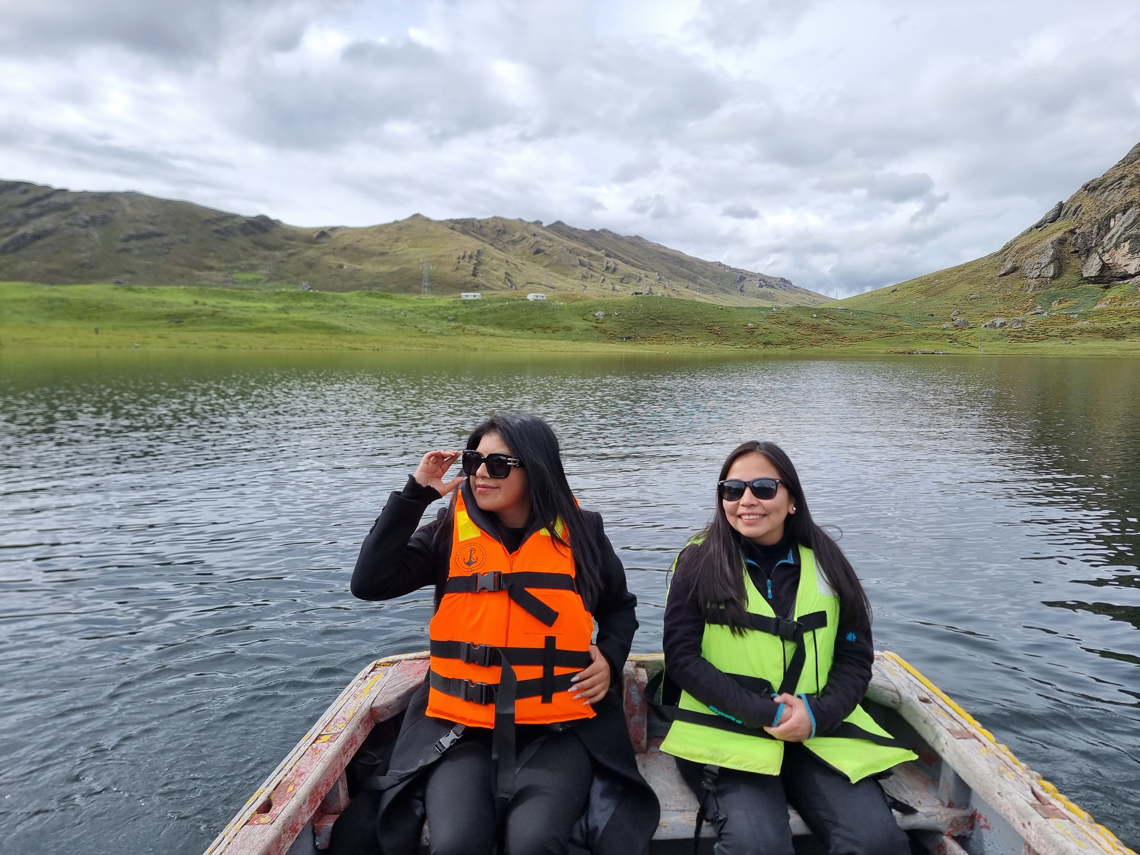 Visitantes disfrutando un paseo en bote